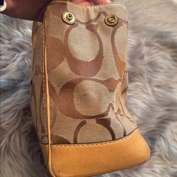 Coach purse with Bow Accent - Picture 5 of 8